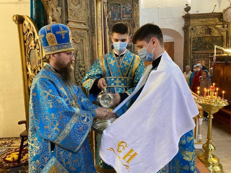 В престольный праздник прихожане Успенского храма города Белозерска молились за архиерейским богослужением