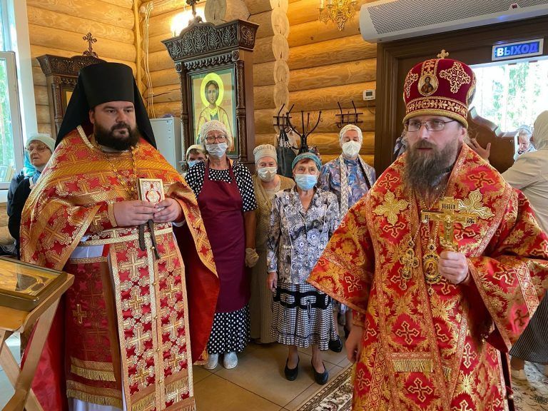 В храме великомученика Пантелеимона при базе отдыха «Сосновка» состоялось архиерейское богослужение