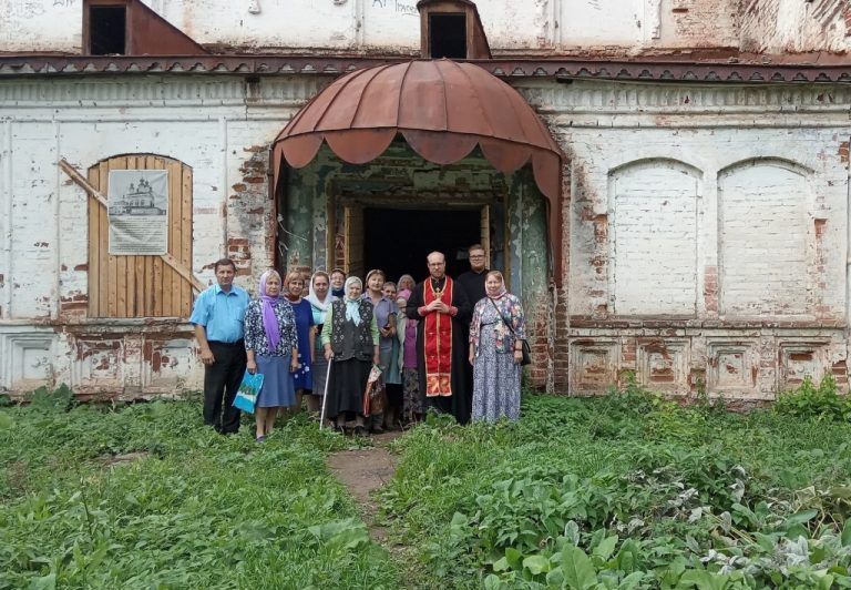 На территории разрушенного великоустюжского храма Сретения Владимирской иконы Божией Матери состоялся праздничный молебен