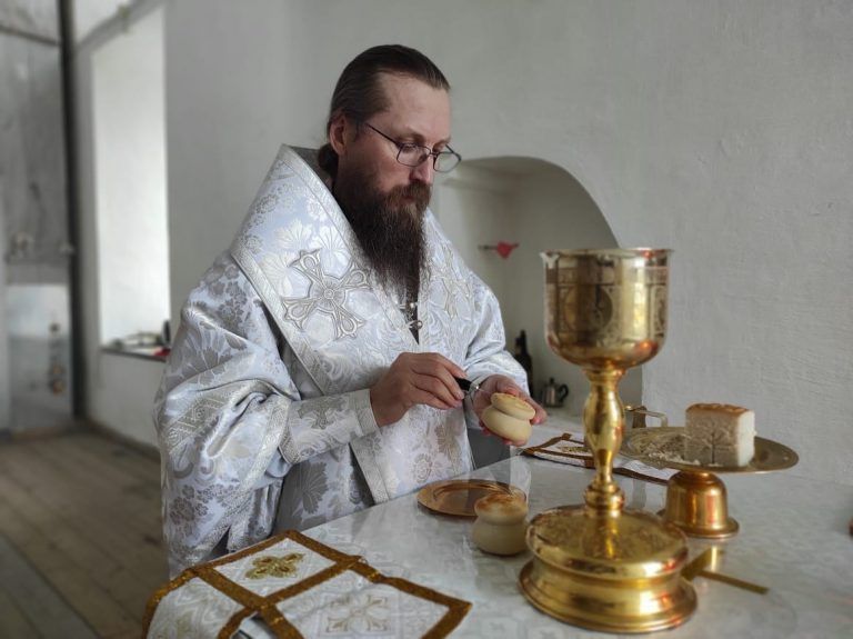Епископ Игнатий возглавил праздничное богослужение в Спасо-Преображенском соборе города Белозерска