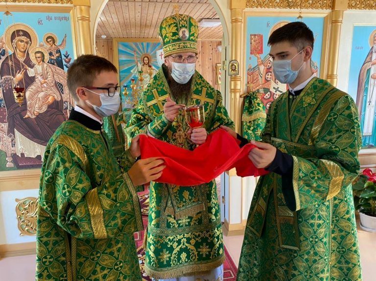 Епископ Игнатий совершил праздничную Литургию в храме преподобного Серафима Саровского в поселке Хохлово Кадуйского района