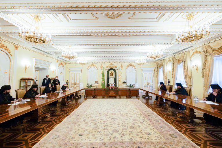 Святейший Патриарх Кирилл возглавил заседание Архиерейского совета Московской митрополии