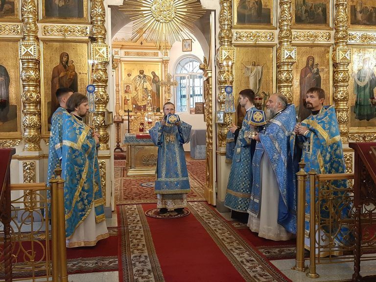 Владыка Игнатий возглавил Литургию в Воскресенском соборе города Череповца