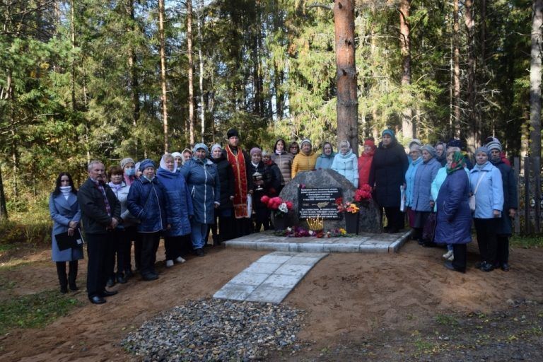 В деревне Бобровниково состоялось освящение памятника труженикам тыла