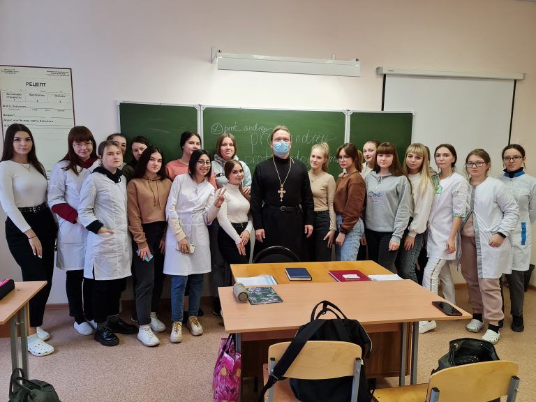 Руководитель миссионерского отдела встретился с первокурсниками Вологодского медицинского колледжа