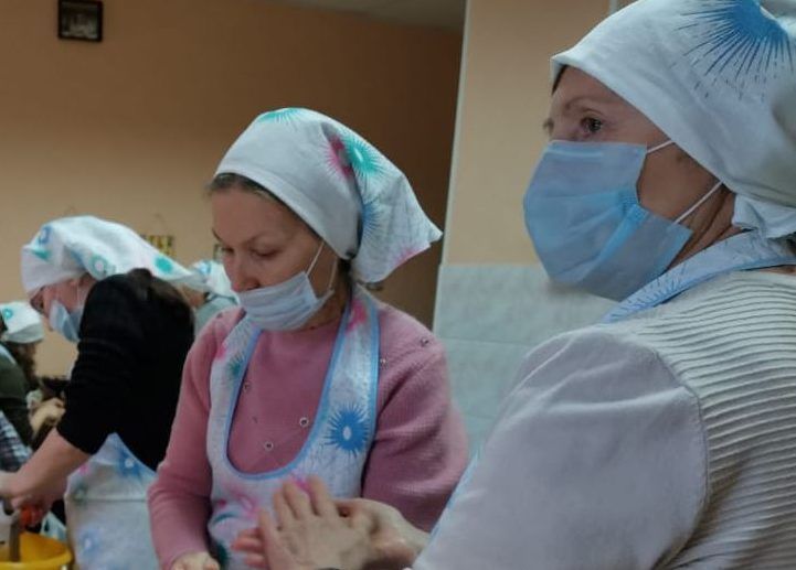 Сотрудники социальной службы Архиерейского Воскресенского подворья города Череповца посетили центр «Забота»