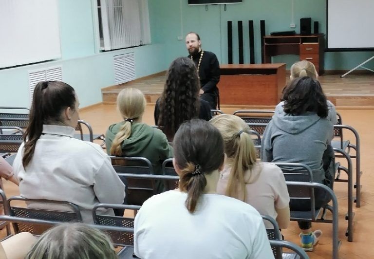 Священник побеседовал со студентами Великоустюгского многопрофильного колледжа о семейных ценностях