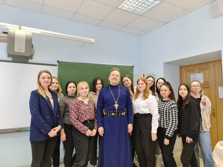В Вологодском педагогическом колледже прошла беседа со священником о вреде сквернословия