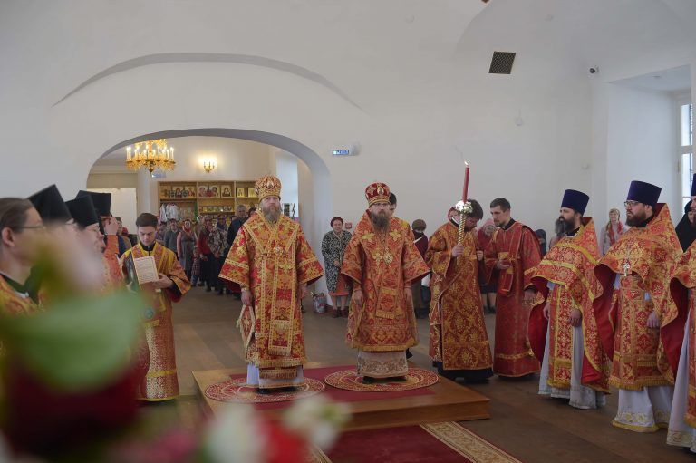 В Светлую пятницу митрополит Савва и епископ Игнатий совершили праздничную Литургию в Воскресенском кафедральном соборе Вологды