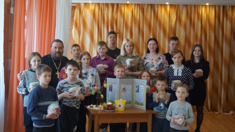 Священник поздравил со Святой Пасхой воспитанников Белозерского социального центра помощи детям
