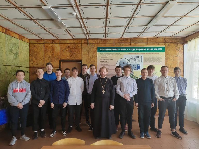 Священник провел беседу антисектантской тематики со студентами Вологодского индустриально-транспортного техникума