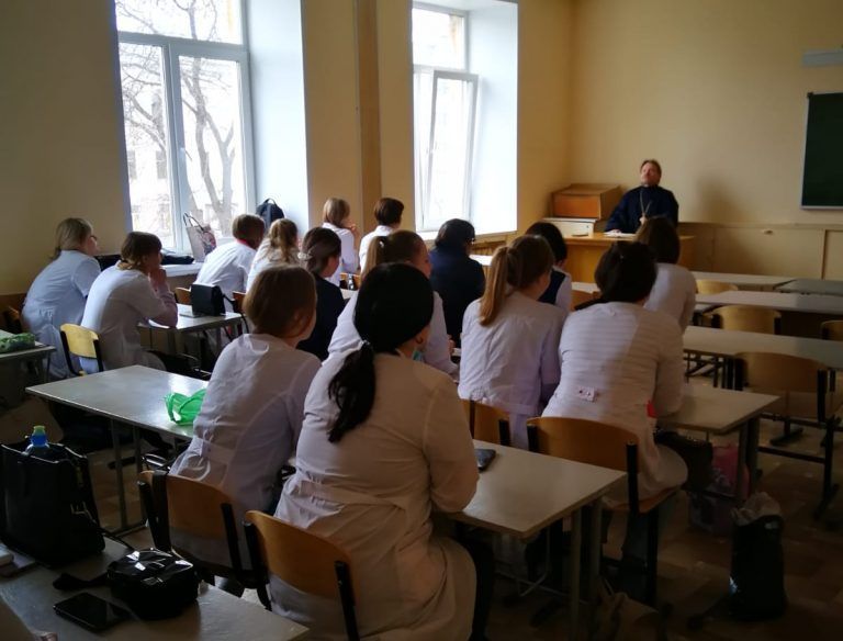 В Вологодском медицинском колледже состоялась просветительская беседа о религиозном осмыслении коррупции