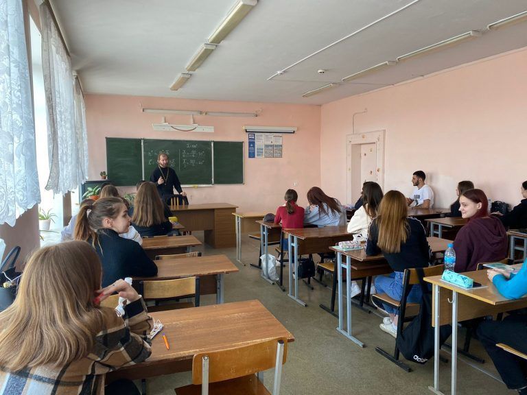 Беседой о смысле человеческой жизни продолжились миссионерские встречи в Вологодском колледже сервиса
