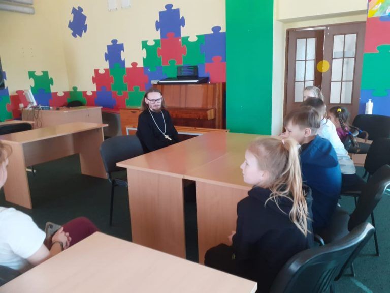 Священник побеседовал с ребятами из Детской деревни – SOS Вологда о Пасхе Христовой