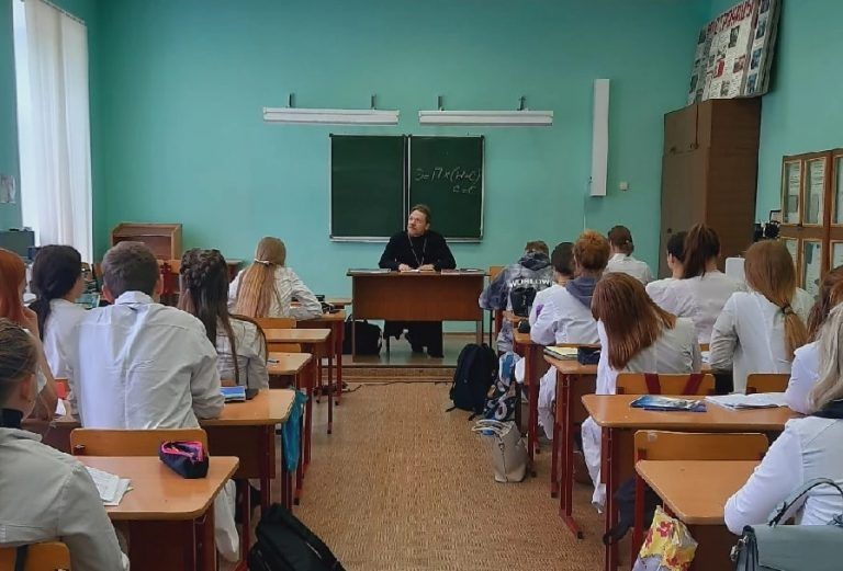 Священник провел беседу о вреде сквернословия со студентами Вологодского медицинского колледжа