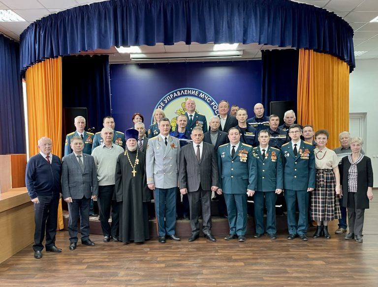 Настоятель храма Покрова Пресвятой Богородицы на Козлене поздравил сотрудников МЧС России с профессиональным праздником