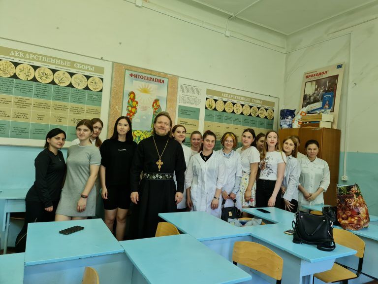 Священник побеседовал со студентами Вологодского медицинского колледжа о профилактике зависимостей