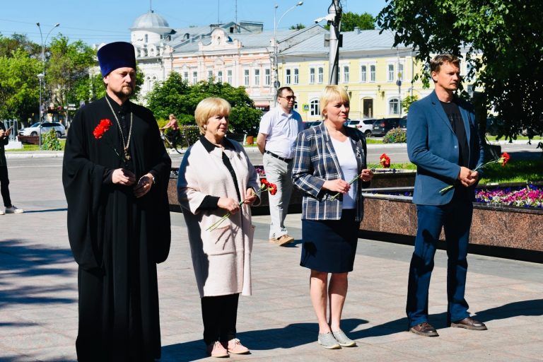 В День памяти и скорби руководитель профильного отдела Вологодской епархии принял участие в акции у Вечного огня