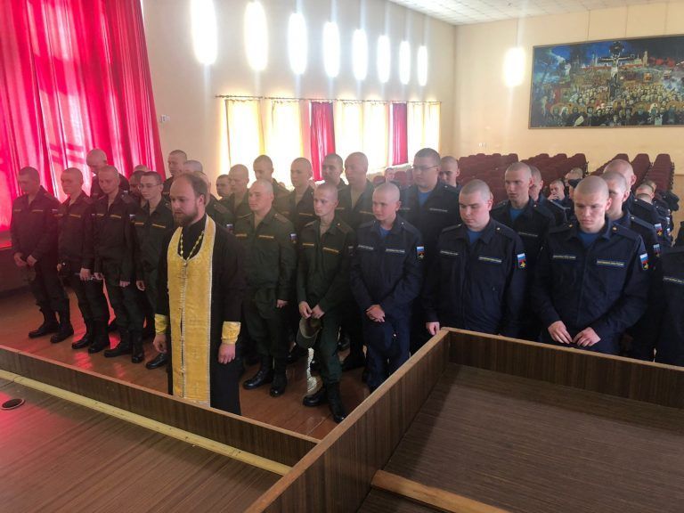 Священник благословил призывников на несение воинской службы