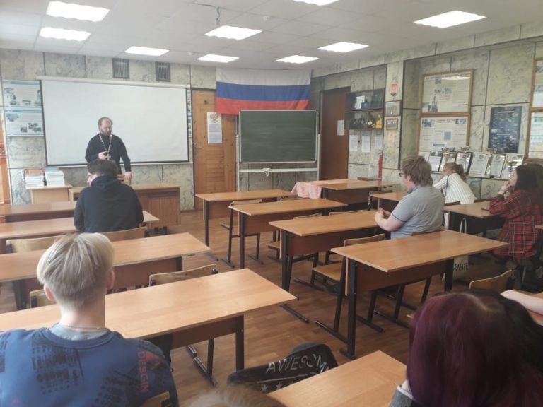 Священник провел завершающую в этом учебном году встречу со студентами Вологодского индустриально-транспортного техникума