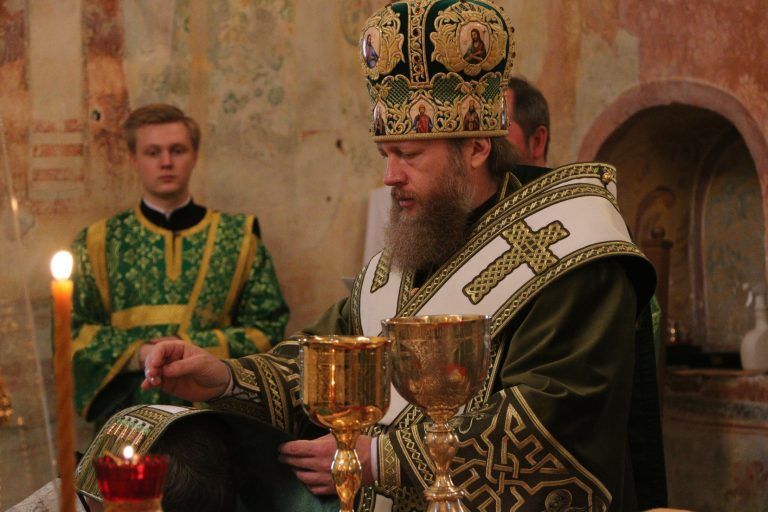 В день Святой Троицы студенты духовной школы молились за праздничными богослужениями в Софийском соборе Вологды