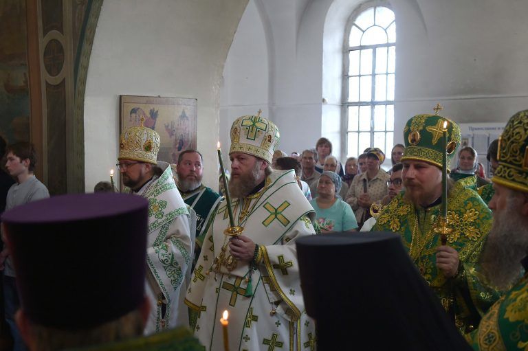 Три архиерея возглавили всенощное бдение в кафедральном соборе Великого Устюга