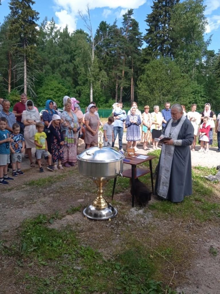 В храме Спаса Всемилостивого села Улома спустя десятилетия вновь состоялось таинство Крещения