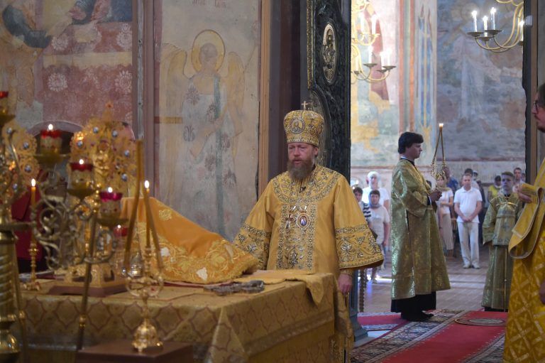 В день памяти равноапостольной княгини Ольги владыка Савва совершил Литургию в Софийском соборе Вологды