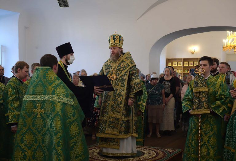 Высокопреосвященнейший Савва возглавил встречу ковчега с частицей мощей преподобного Сергия Радонежского и вечернее богослужение в кафедральном соборе Вологды