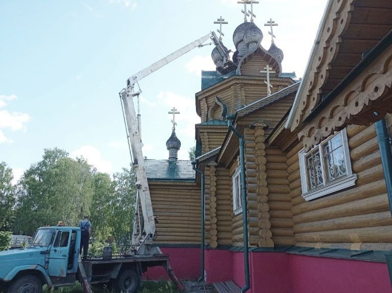 В Чагоде приступили к покраске храма святого Евфросина
