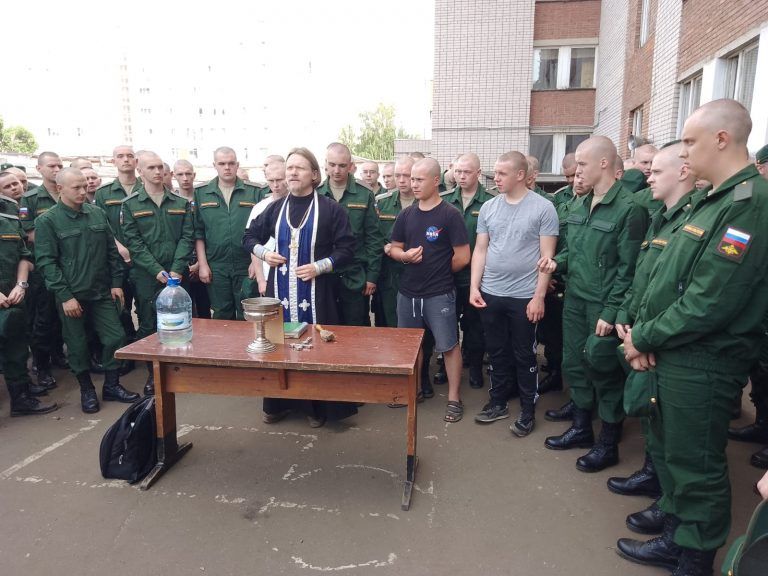 Руководитель миссионерского отдела Вологодской епархии благословил призывников на несение воинской службы