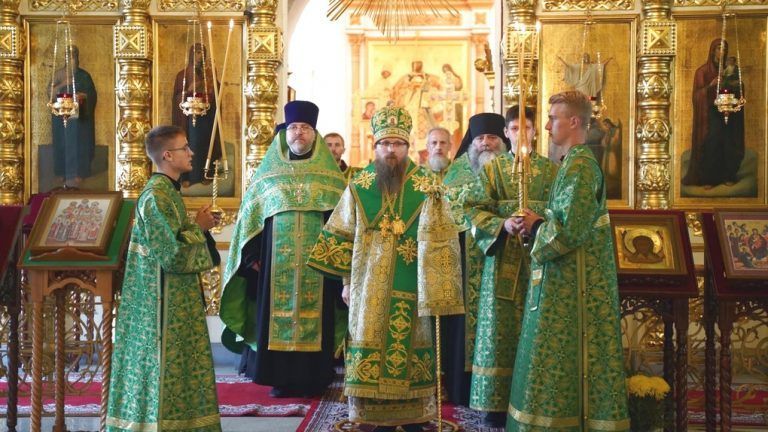 В канун празднования собора Радонежских святых в Воскресенском соборе Череповца состоялось архиерейское богослужение