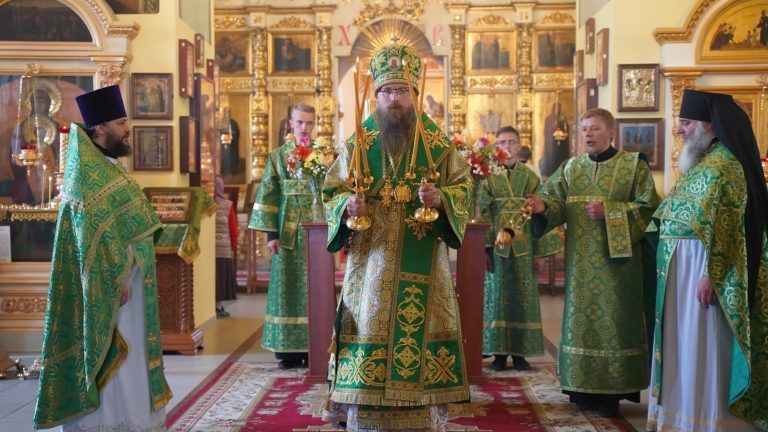 В день празднования Собора Радонежских святых епископ Игнатий возглавил Литургию в Воскресенском соборе Череповца