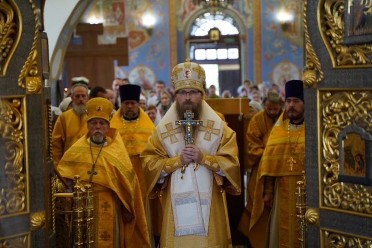 В преддверии 25-летия со дня освящения в храме Рождества Христова города Череповца состоялась Божественная литургия архиерейским чином