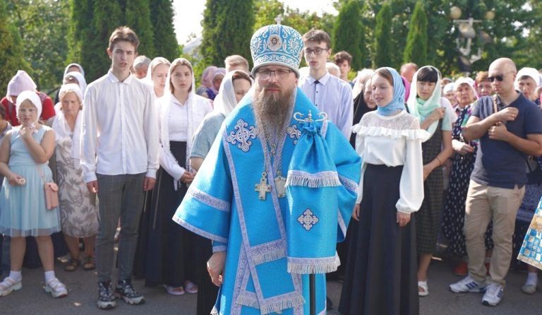 В праздник Успения Пресвятой Богородицы в храме Рождества Христова города Череповца состоялось архиерейское богослужение