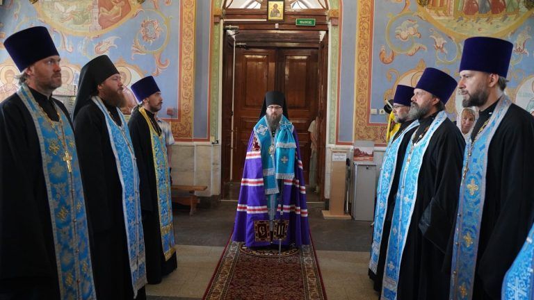 В канун праздника Успения Пресвятой Богородицы в храме Рождества Христова города Череповца состоялось соборное богослужение