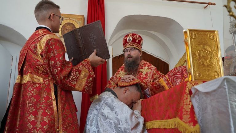 В деревне Абаканово состоялось архиерейское богослужение по случаю 25-летия освящения храма Илии Пророка