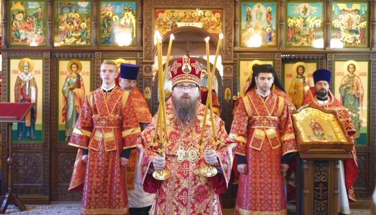 В Пантелеимоновском храме базы отдыха «Сосновка» компании «ФосАгро» состоялось архиерейское богослужение