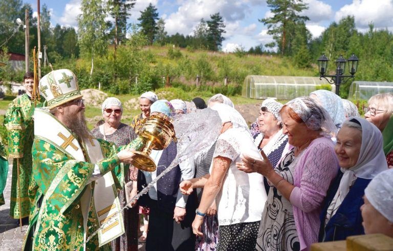 Владыка Игнатий совершил Божественную литургию в храме преподобного Серафима Саровского поселка Хохлово Кадуйского района
