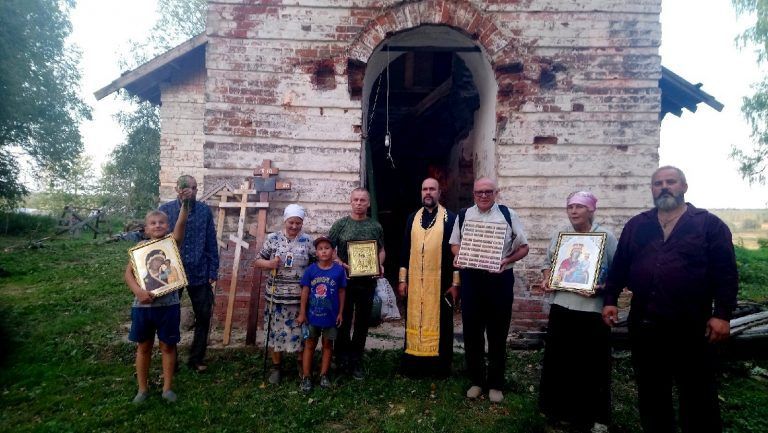 Прихожане храма Архангела Михаила села Архангельского прошли крестным ходом к восстанавливаемому Спасскому храму села Спас-Лом