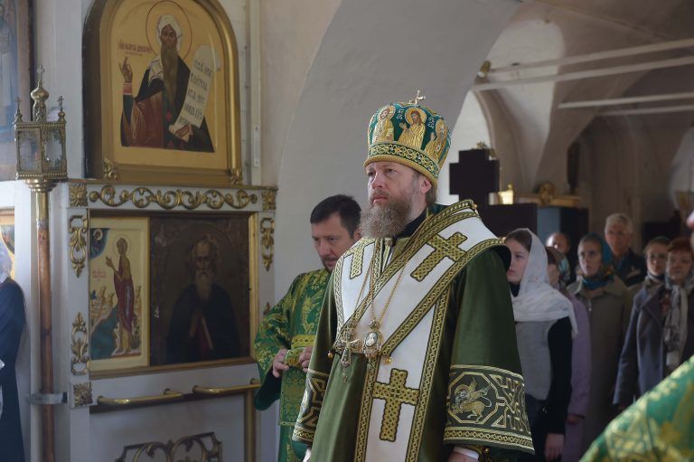 В день празднования памяти благоверного князя Александра Невского митрополит Савва возглавил Литургию в Александро-Невском храме Вологды