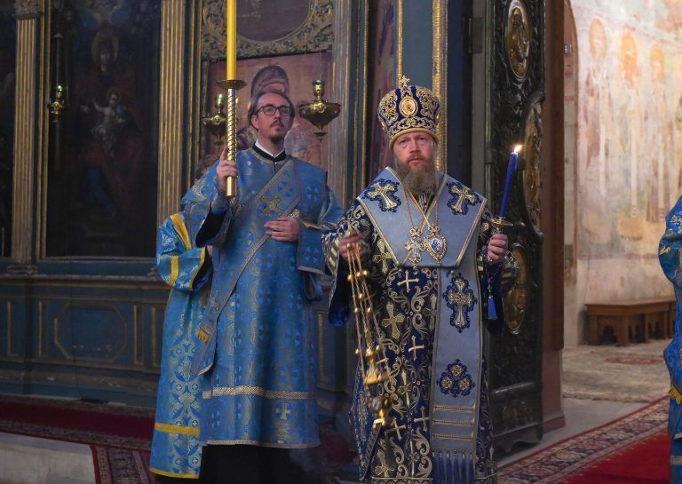 Митрополит Савва совершил вечернее богослужение в Софийском кафедральном соборе Вологды