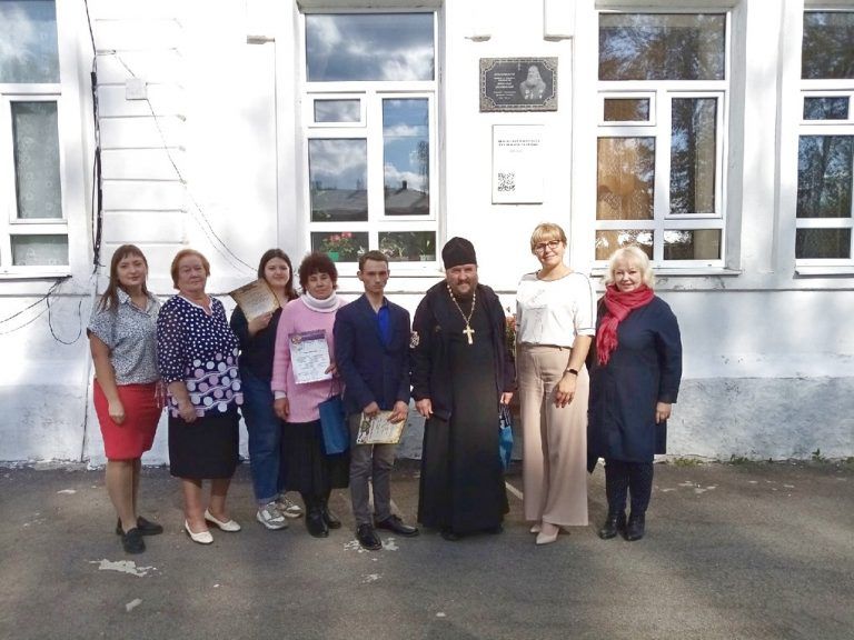 В Белозерском индустриально-педагогическом колледже состоялась торжественная линейка по случаю празднования памяти протопресвитера А.А.Желобовского