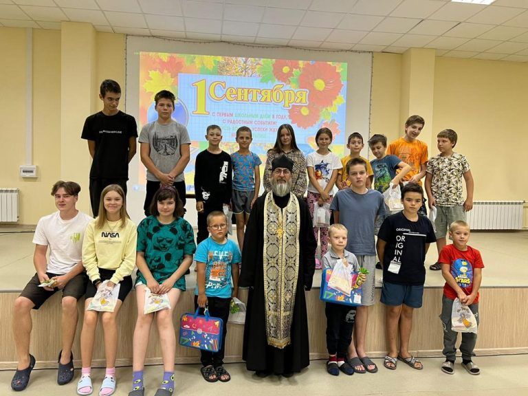 Руководитель социального отдела епархии поздравил юных пациентов Вологодской областной детской клинической больницы с Днем знаний