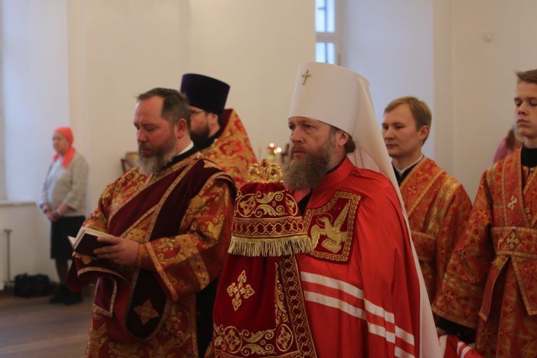 В праздник Воскресения словущего митрополит Савва совершил Литургию пасхальным чином в Воскресенском соборе Вологды
