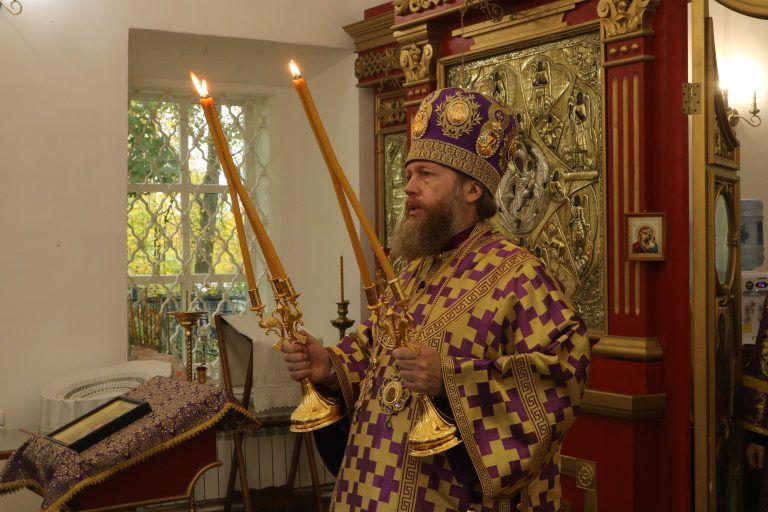 В праздник Воздвижения Креста Господня митрополит Савва совершил Литургию в грязовецком Крестовоздвиженском храме