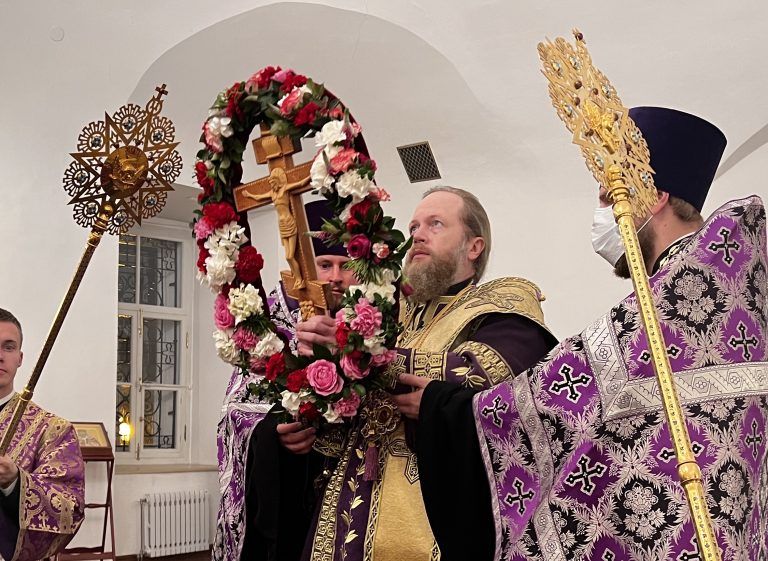Накануне  праздника Крестовоздвижения владыка Савва совершил всенощное бдение в Воскресенском соборе Вологды