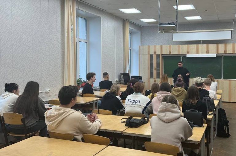 Священнослужитель побеседовал с учащимися Вологодского строительного колледжа о христианском взгляде на брак и семью