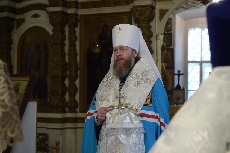 Владыка Савва возглавил Божественную литургию и совершил отпевание в Лазаревском храме Вологды