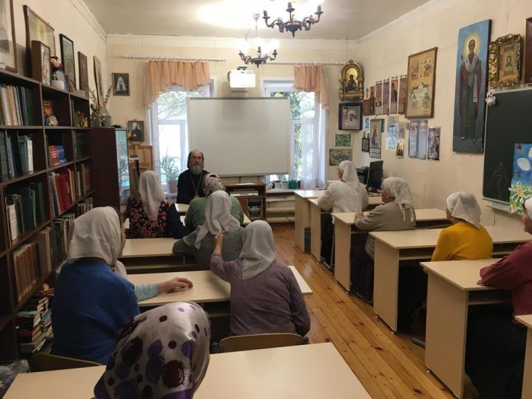 Руководитель социального отдела Вологодской епархии провел встречу с волонтерами по вопросам оказания помощи беженцам